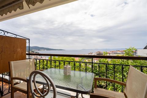 Sea-view balcony with breakfast table